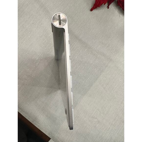 Genuine Apple Bluetooth Keyboard A1314 AA batteries not included - Picture 4 of 4